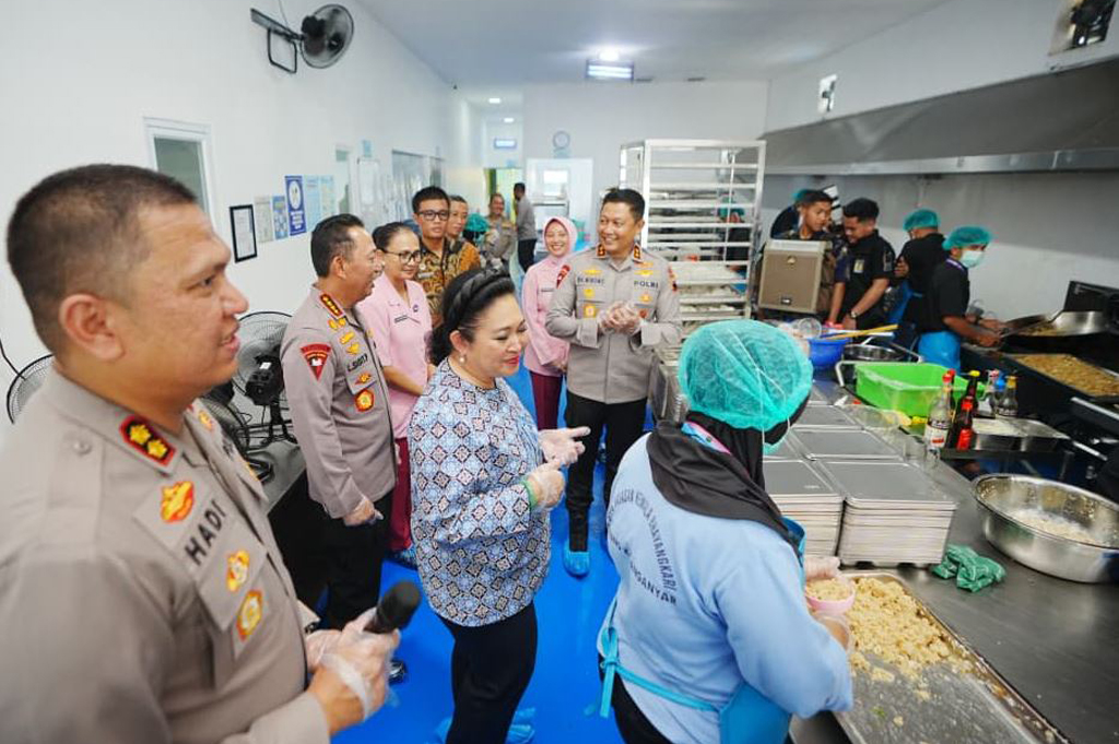 Kapolri dan Titiek Soeharto Tinjau SPPG di Karanganyar, Dukung Program Makan Bergizi Gratis