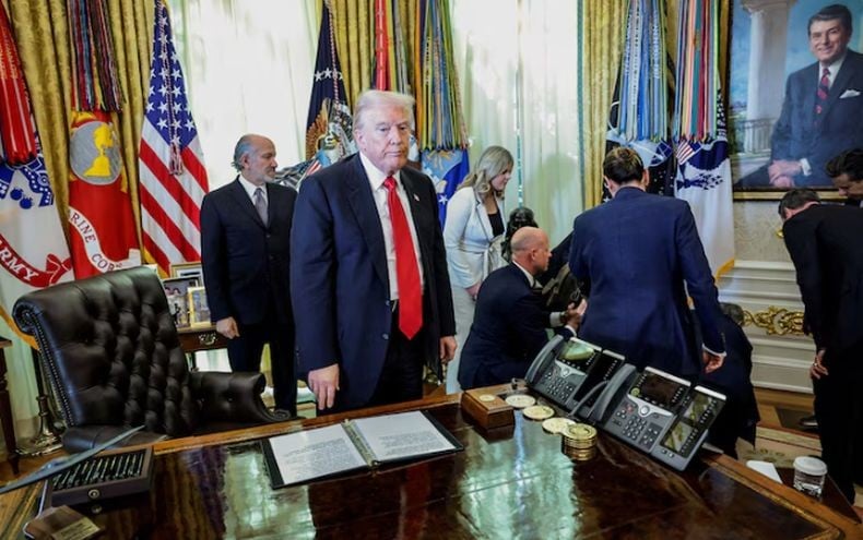 Duh, Pejabat Perusahaan Farmasi Pingsan di Dekat Trump saat Pengumuman Harga Obat Diet