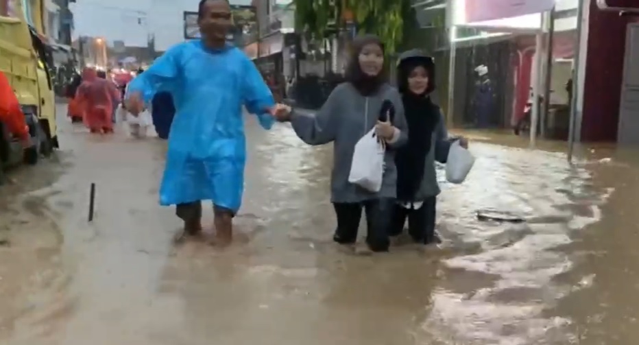 Update Korban Banjir Bandang di Brebes Bertambah jadi 2 Orang, Jembatan Putus