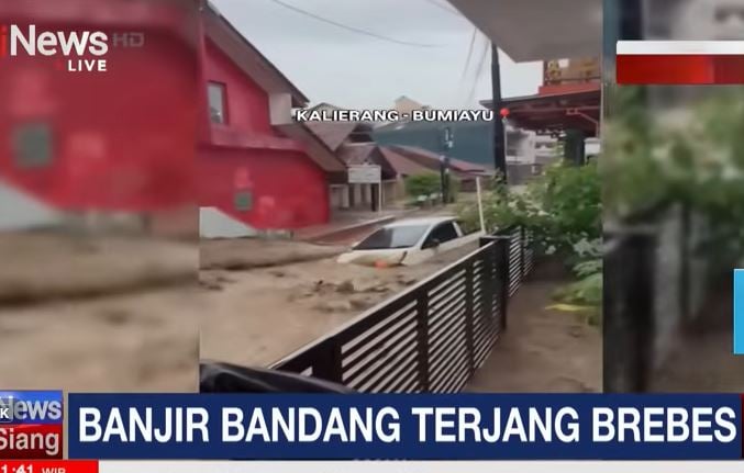Detik-Detik Mengerikan Banjir Bandang Terjang Bumiayu Brebes, 3 Tewas