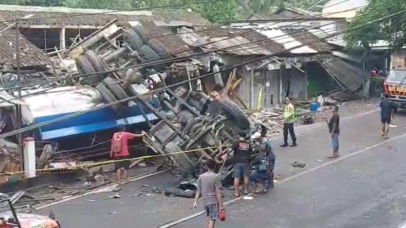 Identitas 4 Korban Kecelakaan Truk Tabrak 2 Mobil di Purworejo, 1 Orang Tewas 3 Luka