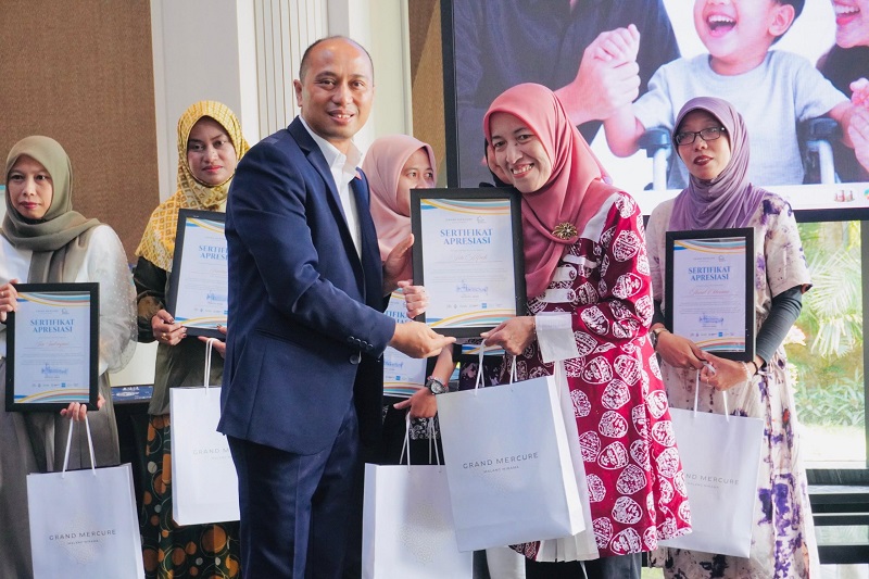 Hari Pahlawan, Grand Mercure Malang Mirama Beri Penghargaan pada Orang Tua Disabilitas