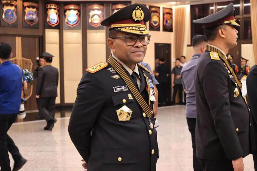 Kapolda Papua Irjen Patrige Renwarin Terima Bintang Bhayangkara Pratama
