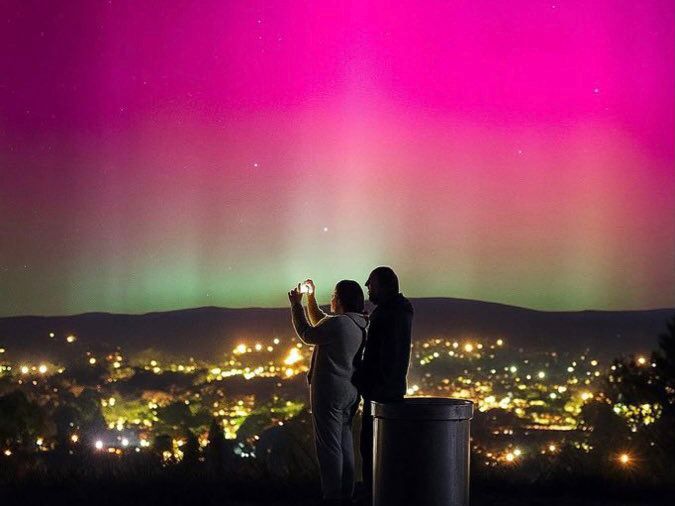 Viral Aurora Pink Muncul di Langit Australia, Indah Banget!