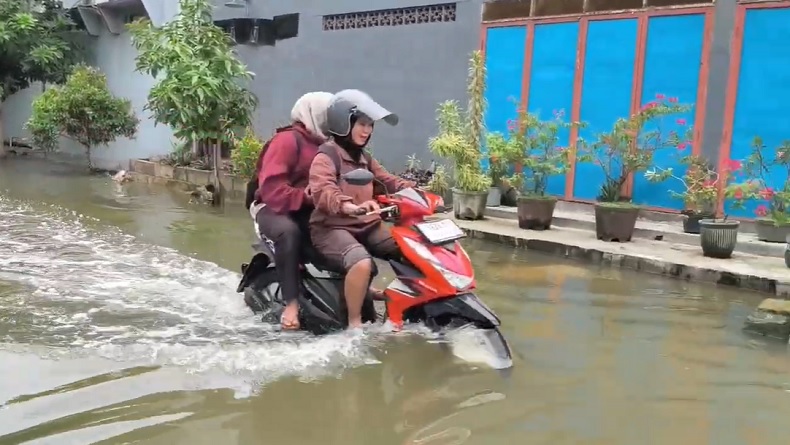Anak Kali Lamong Meluap, Ratusan Rumah di Menganti Gresik Terendam Banjir