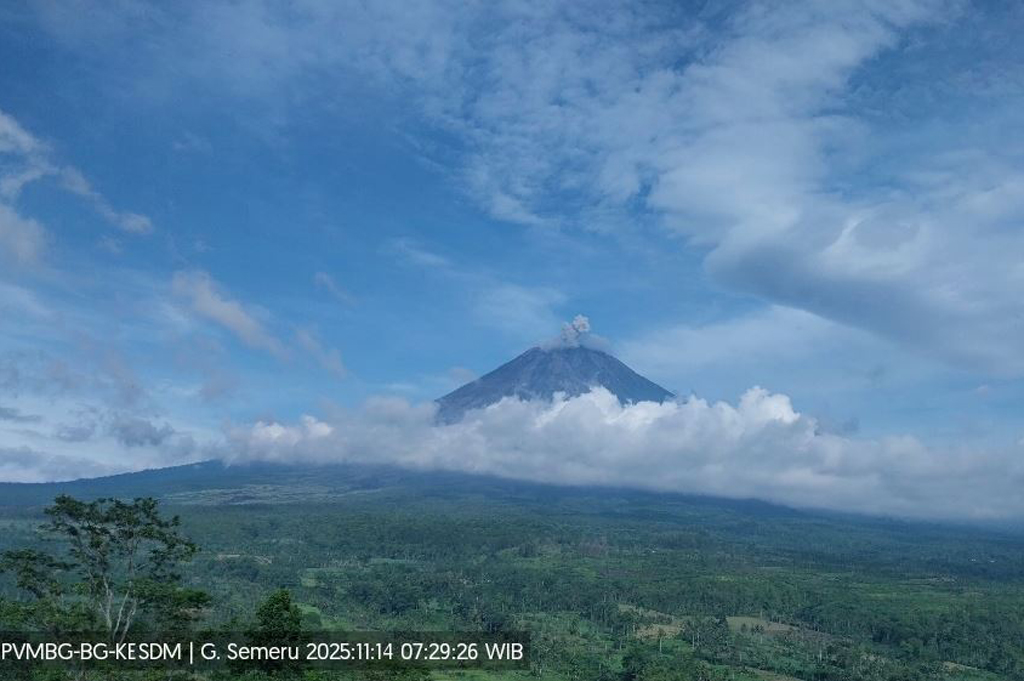 Gunung Semeru Erupsi Hari Ini, Muntahkan Abu Vulkanis Setinggi 400 Meter