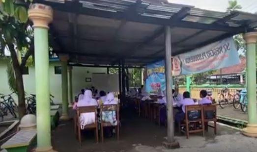 Atap Kelas Ambrol, Siswa SDN Plosogenuk 1 Jombang Belajar di Parkiran