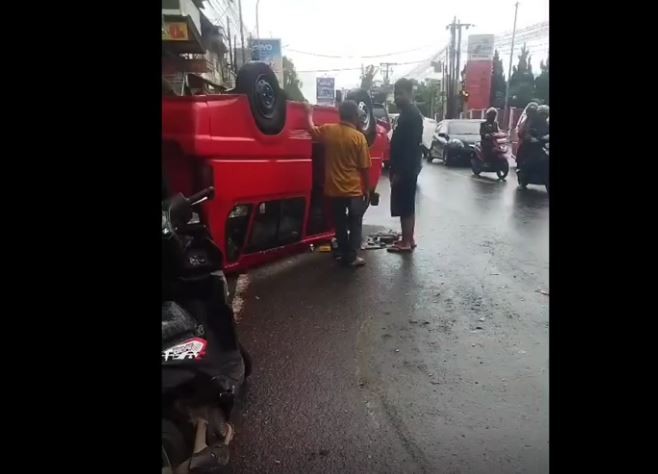 Kecelakaan di Sukabumi Angkot Terbalik Usai Ditabrak Minibus, 3 Orang Luka Parah
