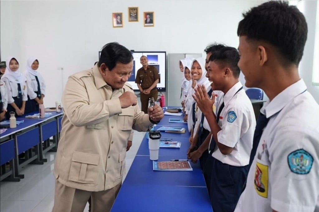 Potret Prabowo Bergaya Bak Petinju di Hadapan Siswa SMPN 4 Kota Bekasi