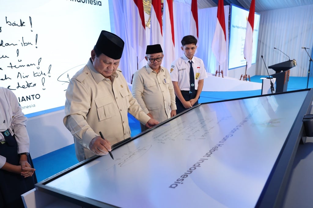 Prabowo Targetkan 1 Juta Panel Interaktif Terpasang di Sekolah Tahun Depan