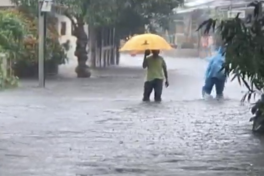 Banjir di Pondok Karya Jaksel, Kendaraan Tak Bisa Melintas