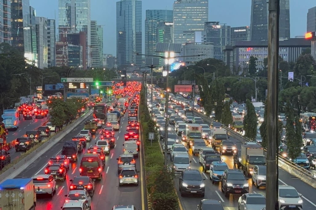 Usai Hujan, Lalu Lintas di Jalan Gatsu Jakarta Macet Parah
