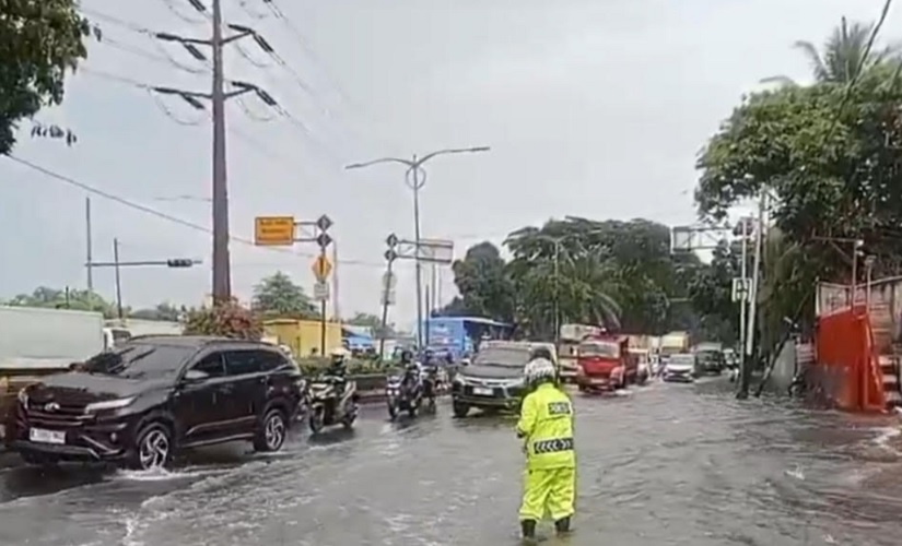 Jalan Daan Mogot Jakbar Tergenang Banjir, Lalu Lintas Tersendat