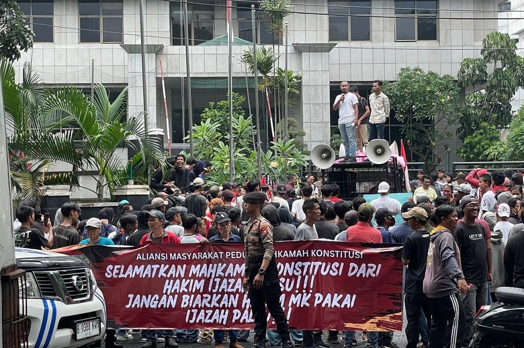 Massa Geruduk MK, Desak Arsul Sani Mundur dari Hakim Buntut Polemik Ijazah
