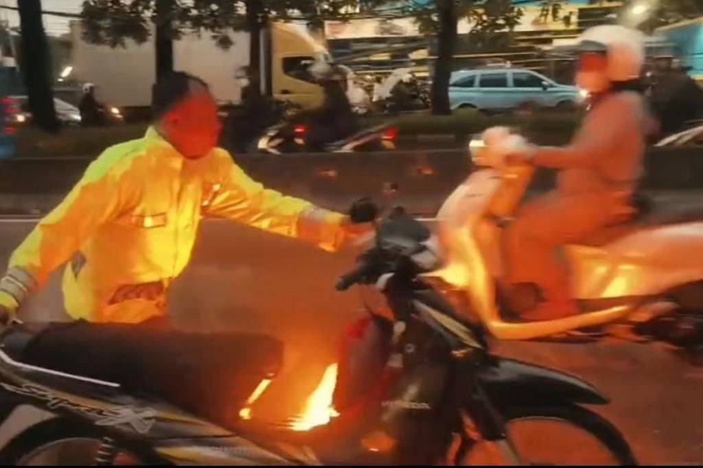 Gercep! Polantas Cengkareng Selamatkan Motor Terbakar di Tengah Banjir