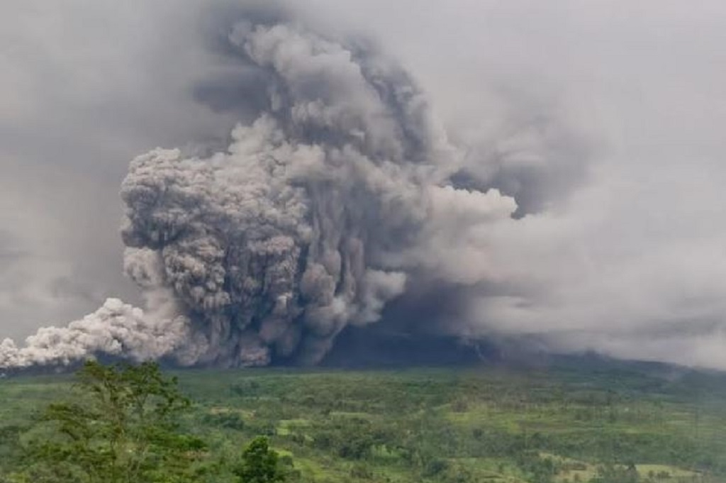 Breaking News: Gunung Semeru Meletus Dahsyat Hari Ini, Luncurkan Awan Panas 7 Km