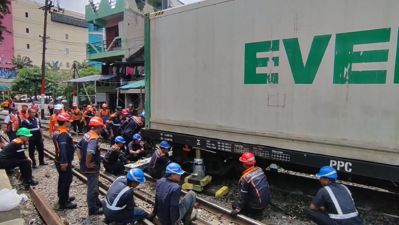 Kereta Api Anjlok di Surabaya, Berangkat dari Stasiun Kalimas Menuju Tanjung Priok