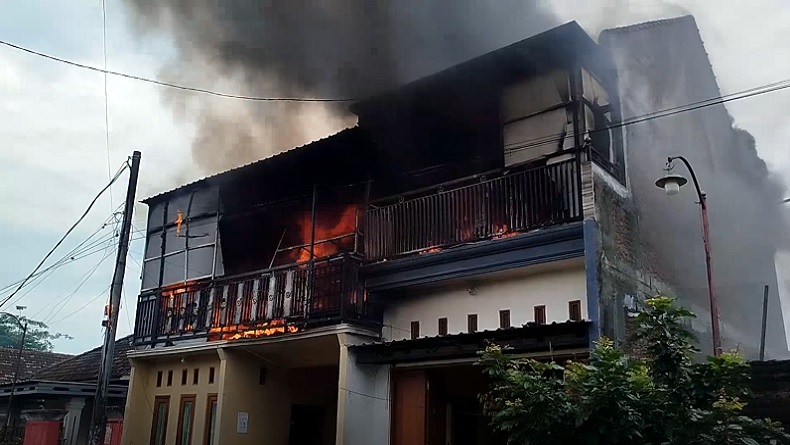 Kebakaran Home Industry Sepatu di Mojokerto, Karyawan Panik Selamatkan Barang