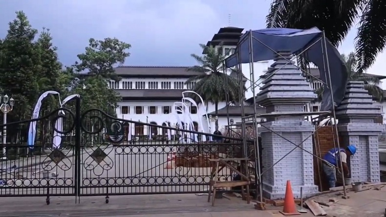 Pemprov Jabar Ubah Pilar Gerbang Gedung Sate Bergaya Candi Habiskan Anggaran Rp3,9 Miliar