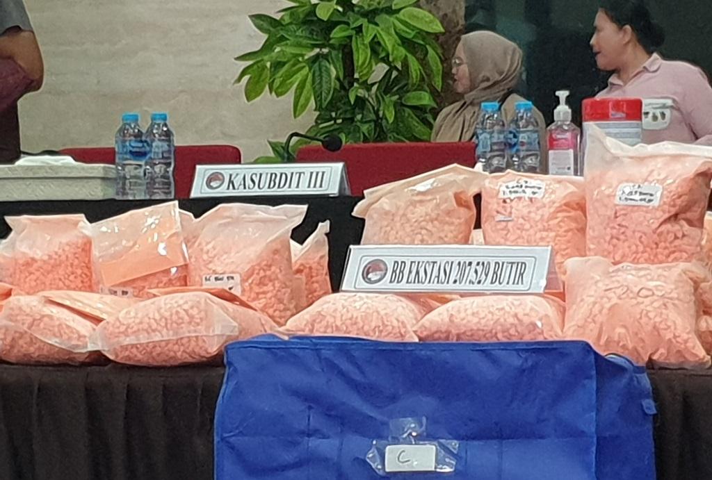 Penampakan 207.529 Pil Ekstasi Disita dari Mobil yang Kecelakaan di Tol Lampung