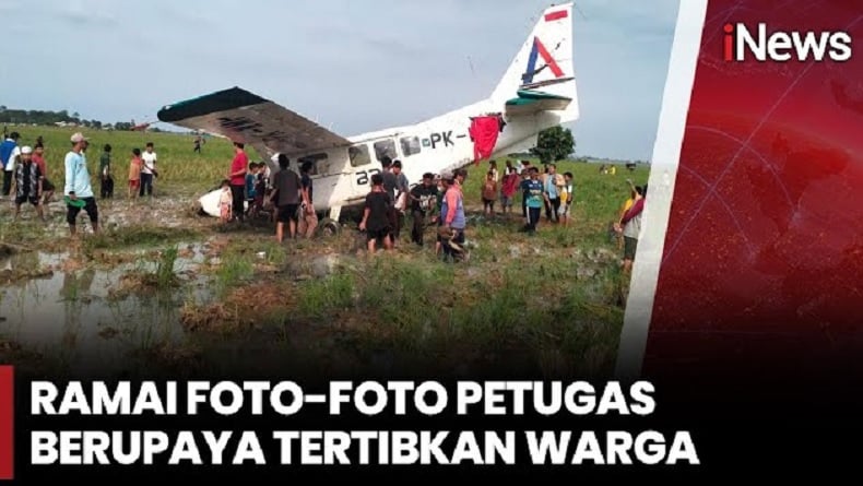 TKP Pesawat Jatuh di Karawang Jadi Wisata Dadakan, Warga Ramai Berfoto