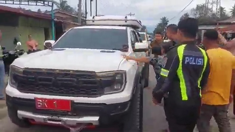 Emak-Emak di Batubara Nekat Adang dan Gebrak Mobil Bobby Nasution