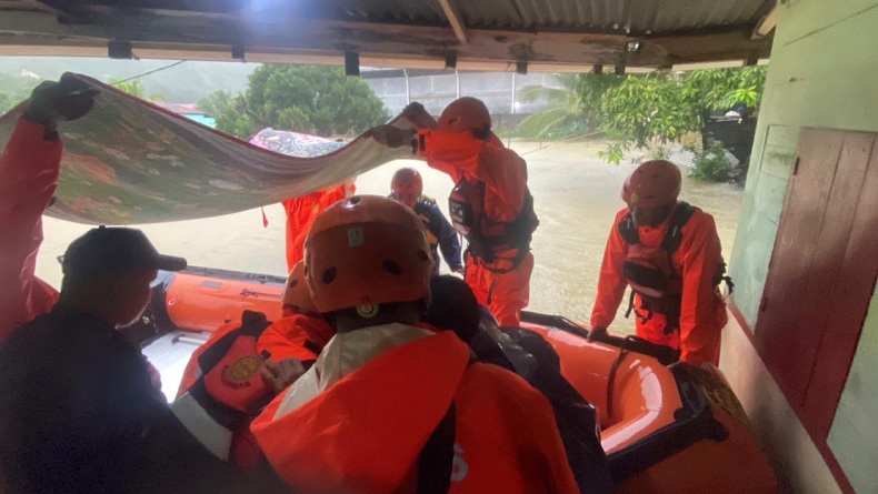 Tim SAR Evakuasi Warga Terdampak Banjir di Sibolga