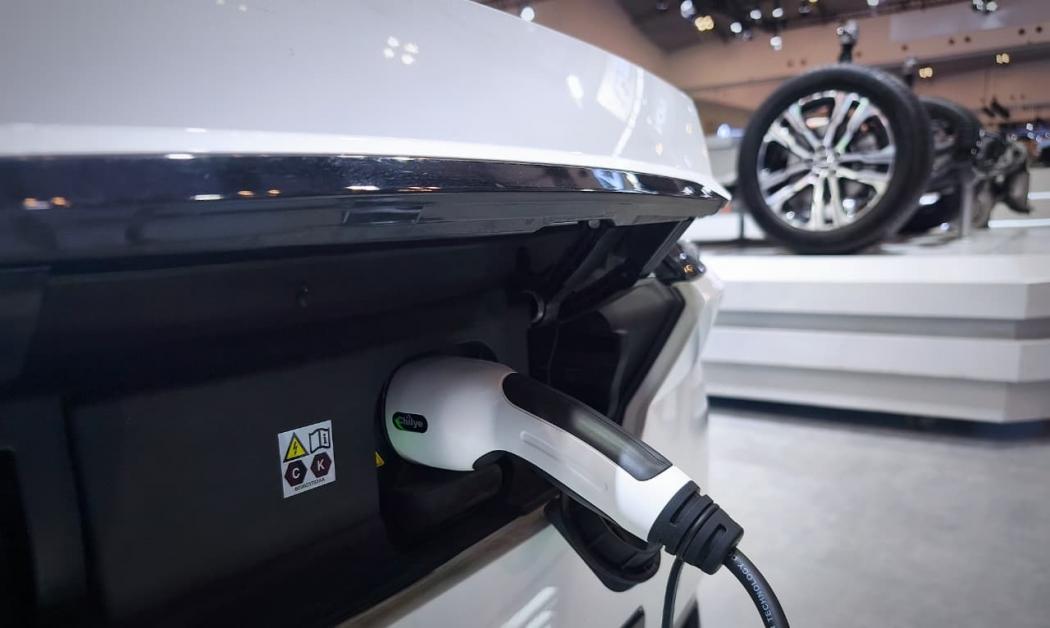 Menko Airlangga Sebut Tak Ada Insentif Otomotif Tahun Depan, Harga Mobil Listrik Bisa Meroket