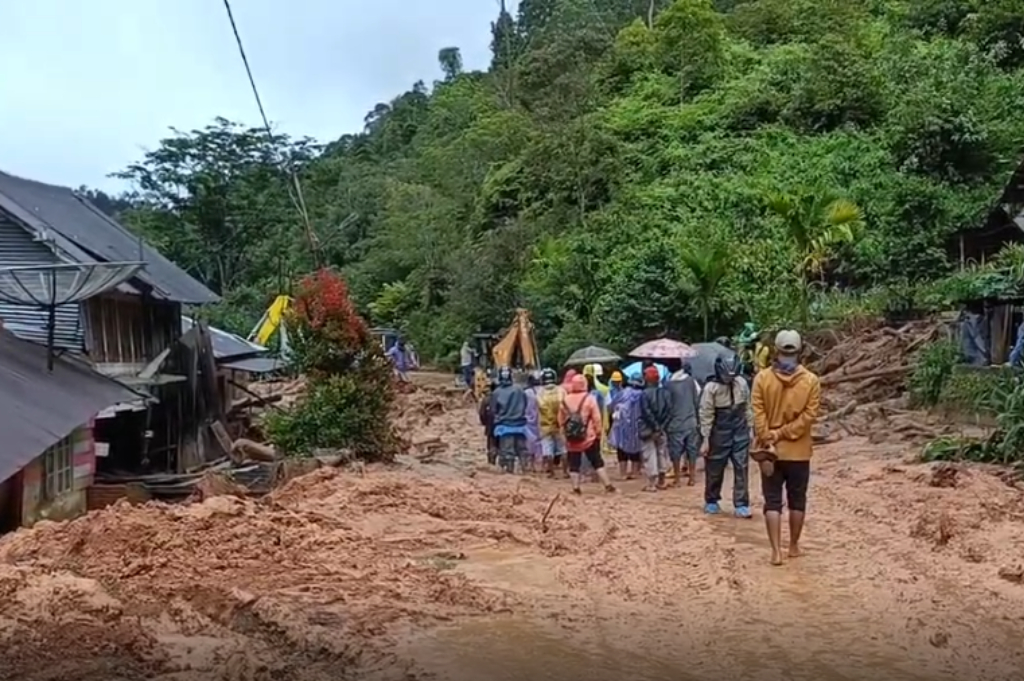 Akses Jalan di Aceh-Sumut-Sumbar Terputus Imbas Banjir, Pemerintah Kirim Bantuan lewat Udara 