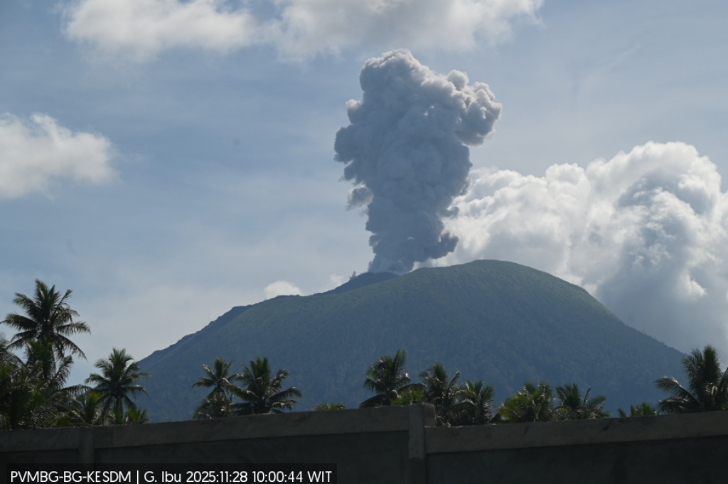 Gunung Ibu di Halmahera Barat Meletus Hari Ini, Semburkan Abu Vulkanik 800 Meter