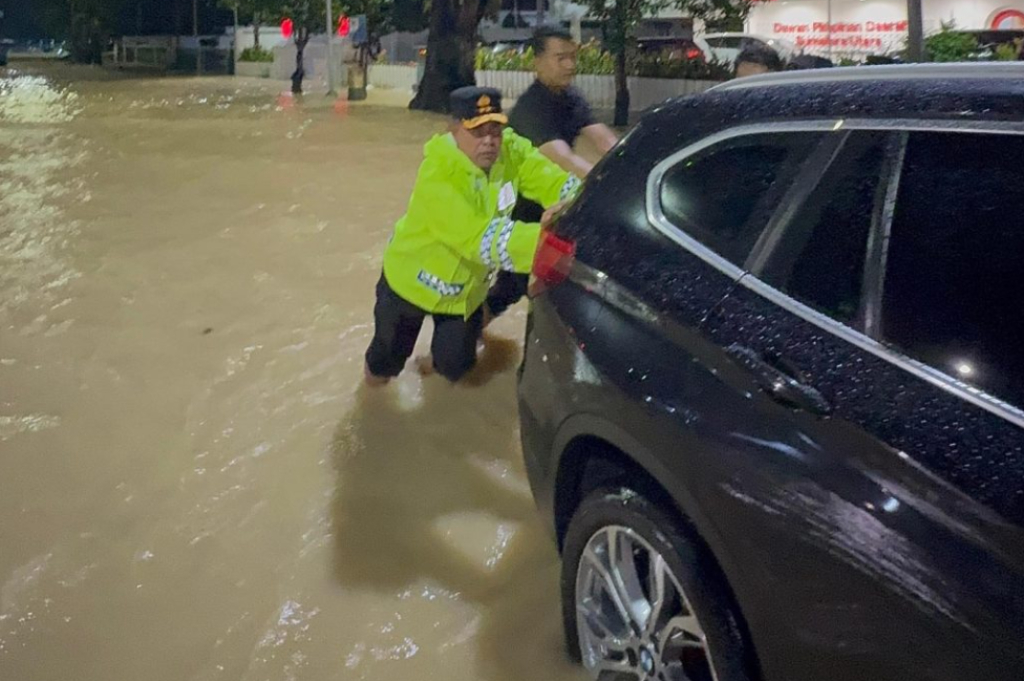 Medan Dikepung Banjir! Rumah Dinas Gubernur, Kapolda hingga Pangdam Ikut Terendam