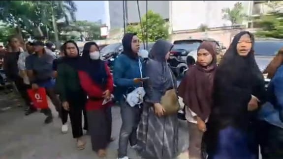 Antrean BLT Rp900.000 di Daan Mogot Jakbar Mengular Bikin Lalin Macet!