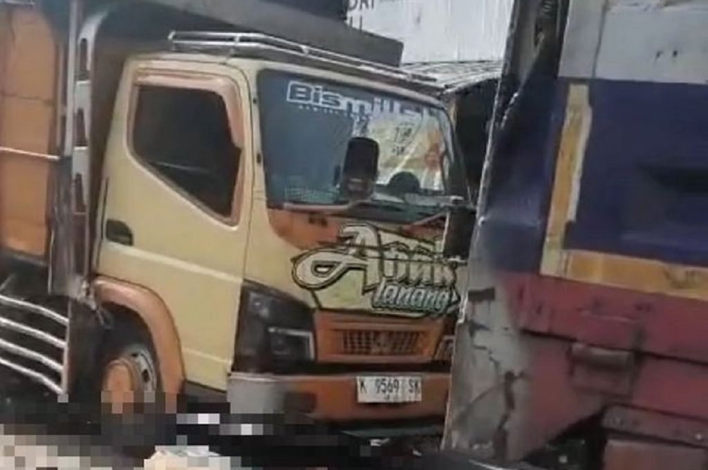 Kecelakaan Beruntun 12 Kendaraan di Cikampek Karawang, 2 Orang Tewas 5 Terluka