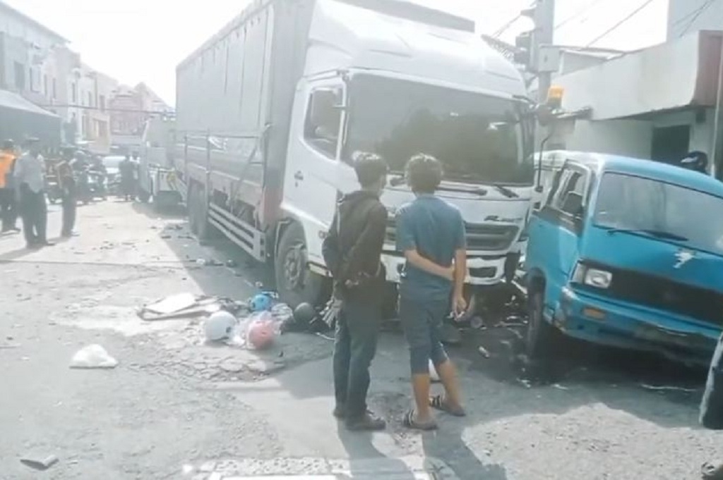 Horor! Penampakan TKP Kecelakaan Beruntun 12 Kendaraan di Cikampek, Korban Bergelimpangan
