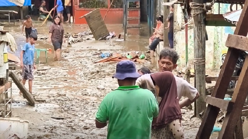 Update Dampak Banjir Sumut, Warga Medan Mulai Bersihkan Rumah dari Timbunan Lumpur