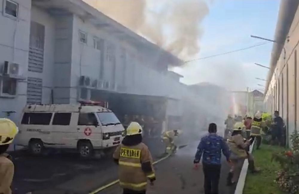 Kebakaran di RS Pengayoman Cipinang Jaktim, Asap Hitam Membubung    