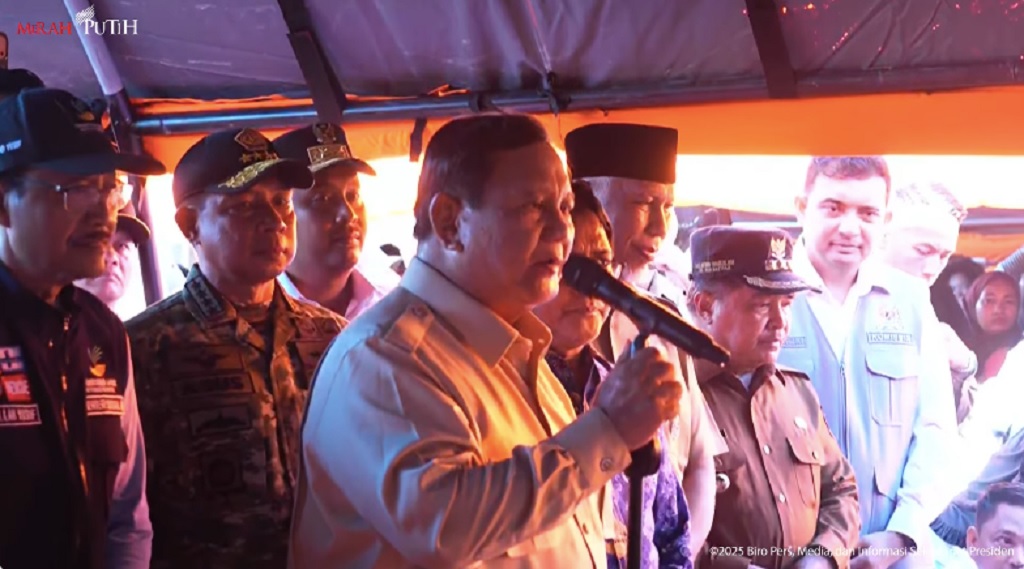 Prabowo Temui Pengungsi di Padang Pariaman, Janji Sikat Maling Uang Rakyat