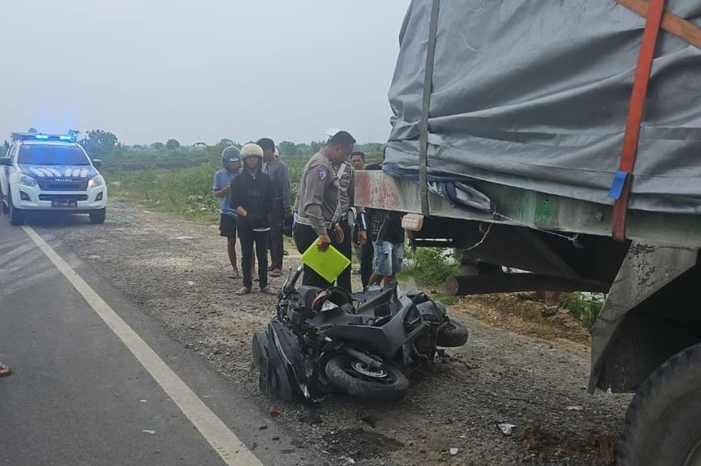 Kecelakaan Maut di JLU Lamongan, Pemotor Perempuan Tewas Tabrak Truk Parkir di Bahu Jalan