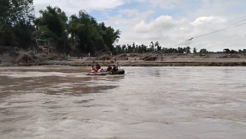 6 Desa di Bireuen Terisolasi Banjir, Bantuan Disalurkan Lewat Sungai dengan Perahu Karet
