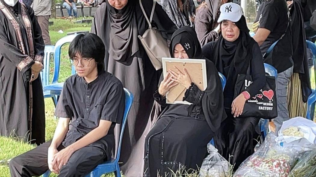 Antarkan Suami ke Peristirahatan Terakhir, Karina Ranau Peluk Erat dan Cium Foto Epy Kusnandar