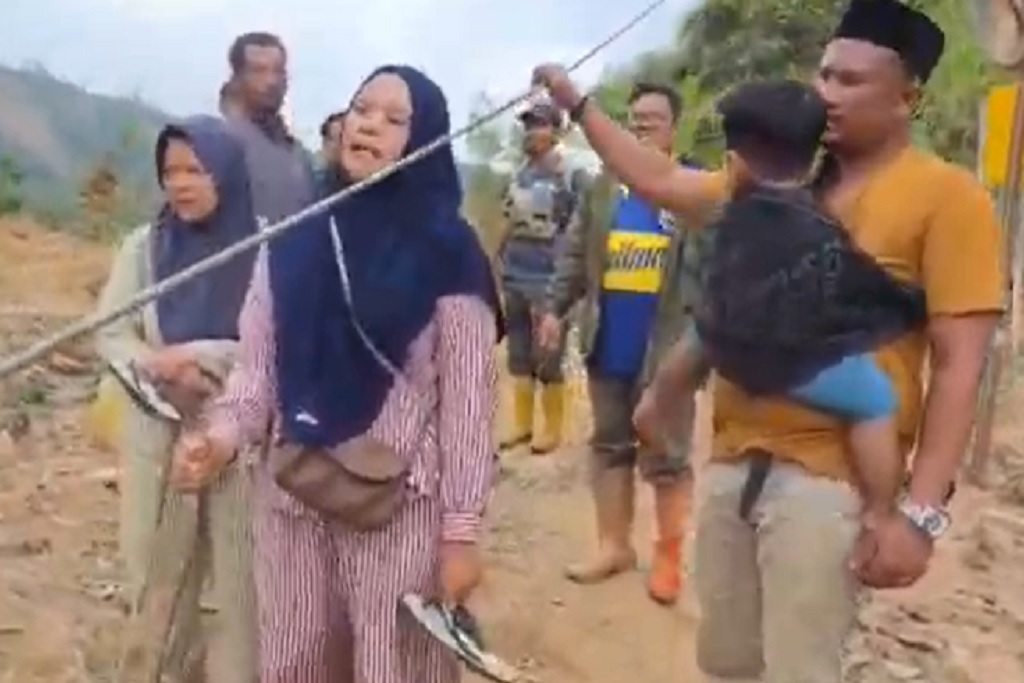 Kisah Perjuangan Marni Bawa Bayi Jalan Kaki 5 Hari ke Bener Meriah Terjebak Banjir