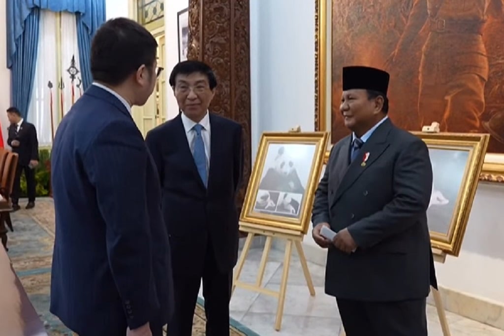 Prabowo Tunjukkan Foto Bayi Panda Satrio Wiratama ke Ketua MPR China
