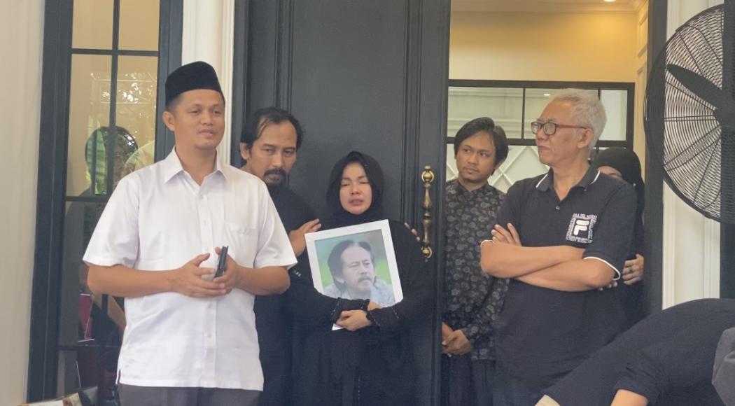 Suasana Terkini Rumah Duka Epy Kusnandar, Istri Menangis Peluk Foto Almarhum