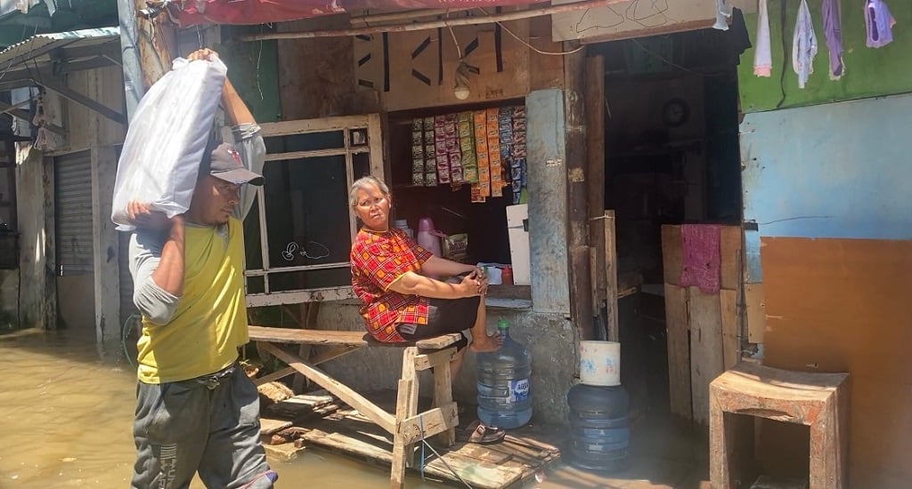 Warga Blok Empang Muara Angke Pilih Bertahan di Rumah meski Digenangi Banjir Rob