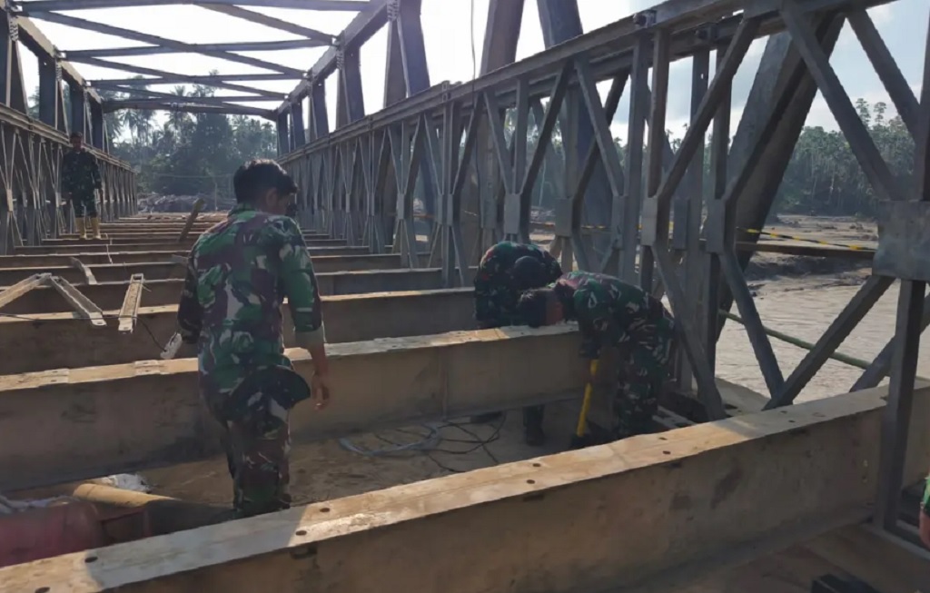Momen Prajurit TNI Bahu-Membahu Bangun Jembatan Darurat, Hubungkan Jalan Terputus di Aceh