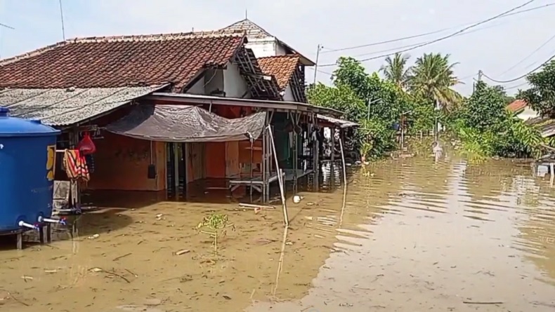 Banjir Karawang Meluas, Ratusan Rumah Terendam dan Warga Dievakuasi