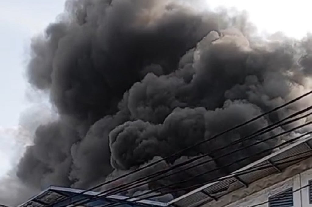 Kebakaran Hebat Gudang di Kalideres, 18 Mobil Damkar Dikerahkan ke Lokasi!