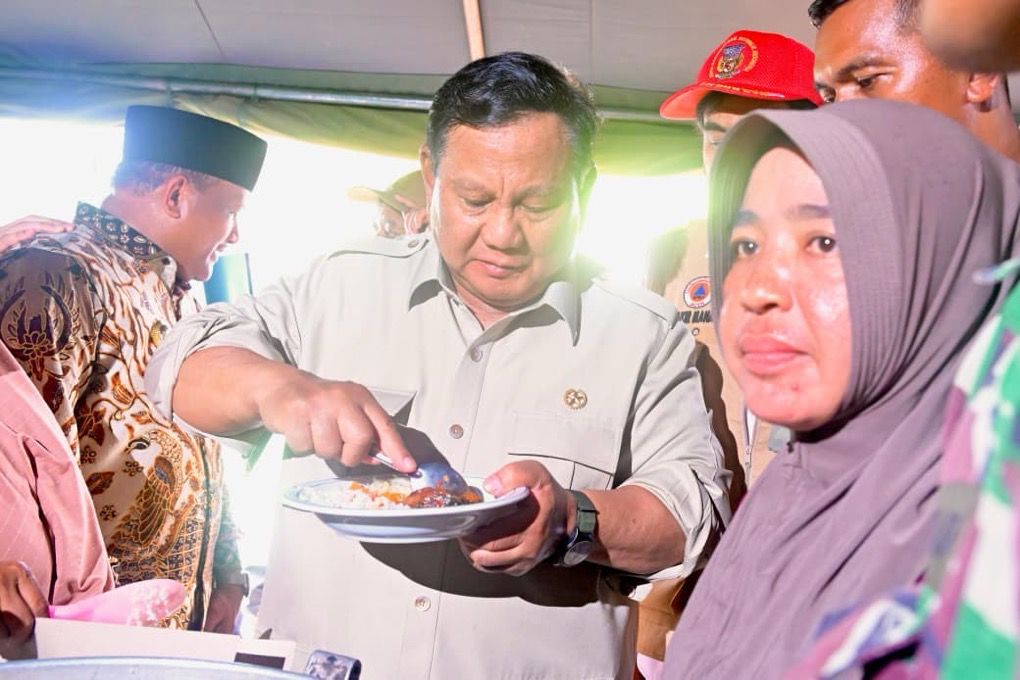 Momen Prabowo Cicipi Masakan Dapur Umum di Posko Korban Banjir Bireuen Aceh 