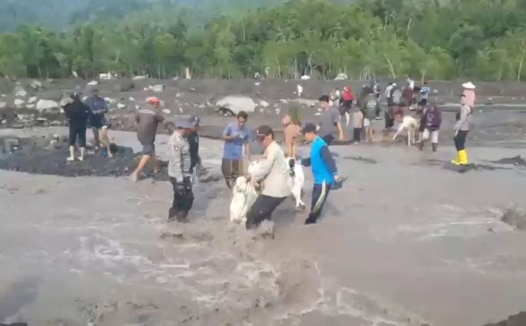 Polri Gerak Cepat Evakuasi Warga Terdampak Banjir Lahar Dingin Semeru di Lumajang
