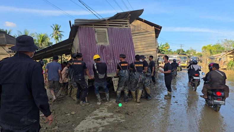 Brimob Polda Aceh Evakuasi Rumah Terseret Banjir yang Melintang di Jalan Nasional